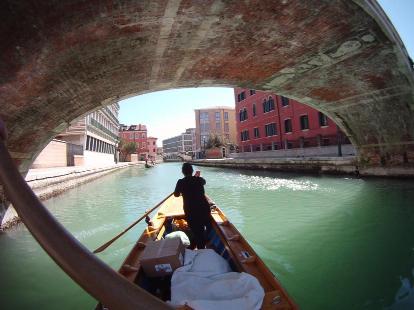 These Venetian women are delivering supplies to those in need via traditional boats