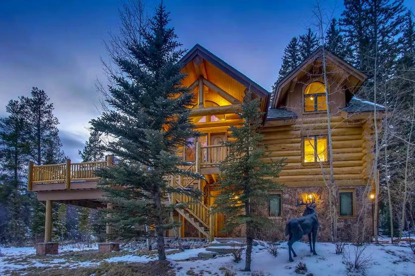 On the mountain or closer to town, there's a cabin to suit your ski-vacation style © Vrbo