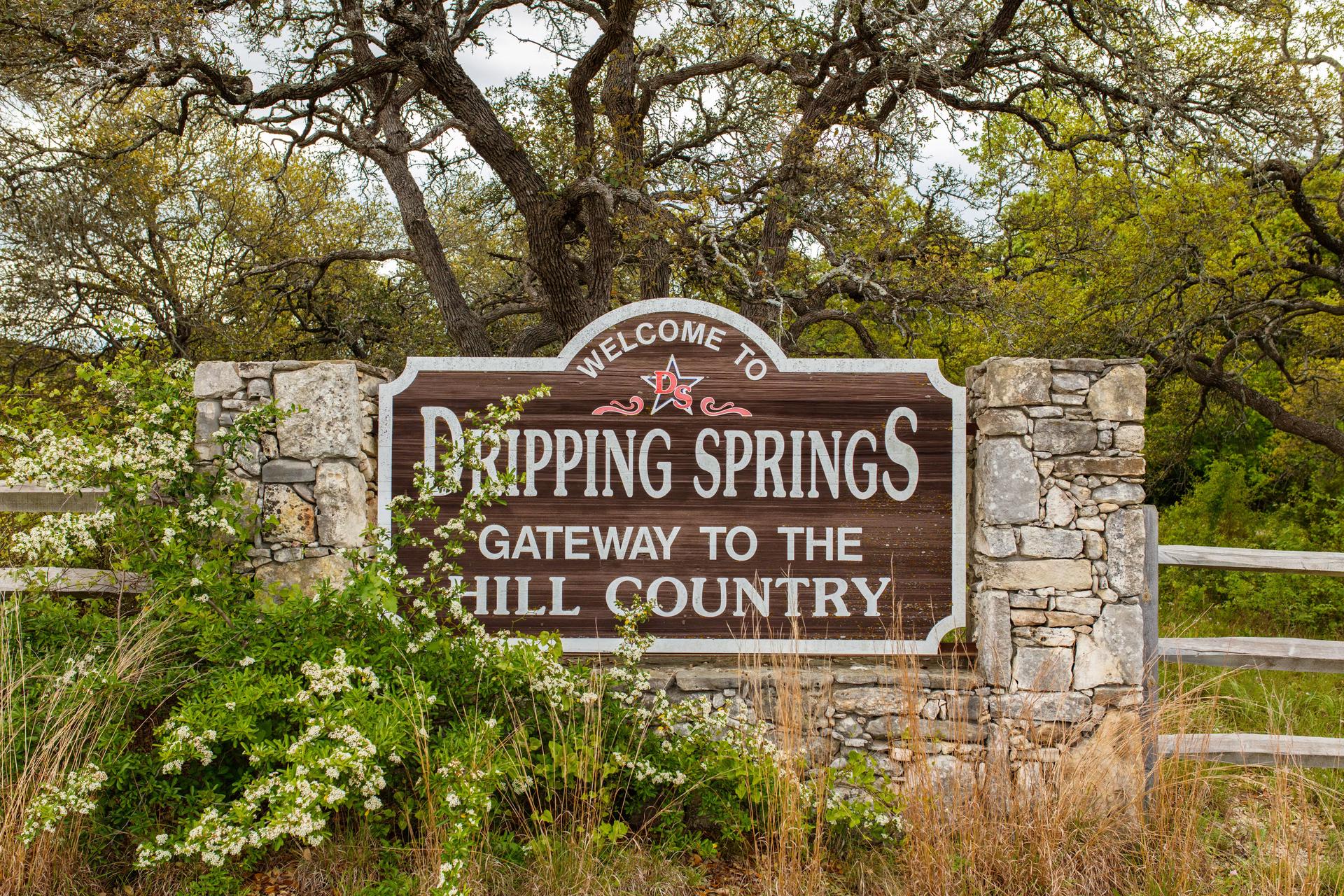 Välkommen till Dripping Springs skylt från denna lilla stad i Texas Hill Country