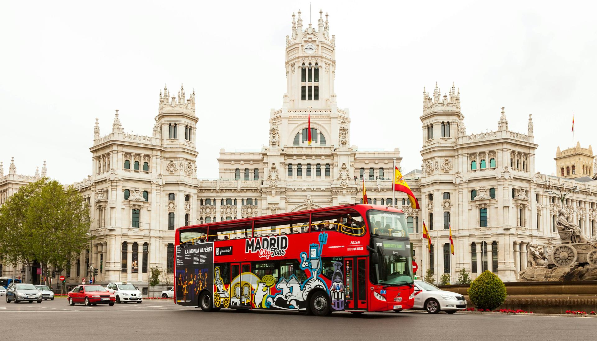 En buss kör förbi framsidan av Palace of Communication i Madrid, Spanien