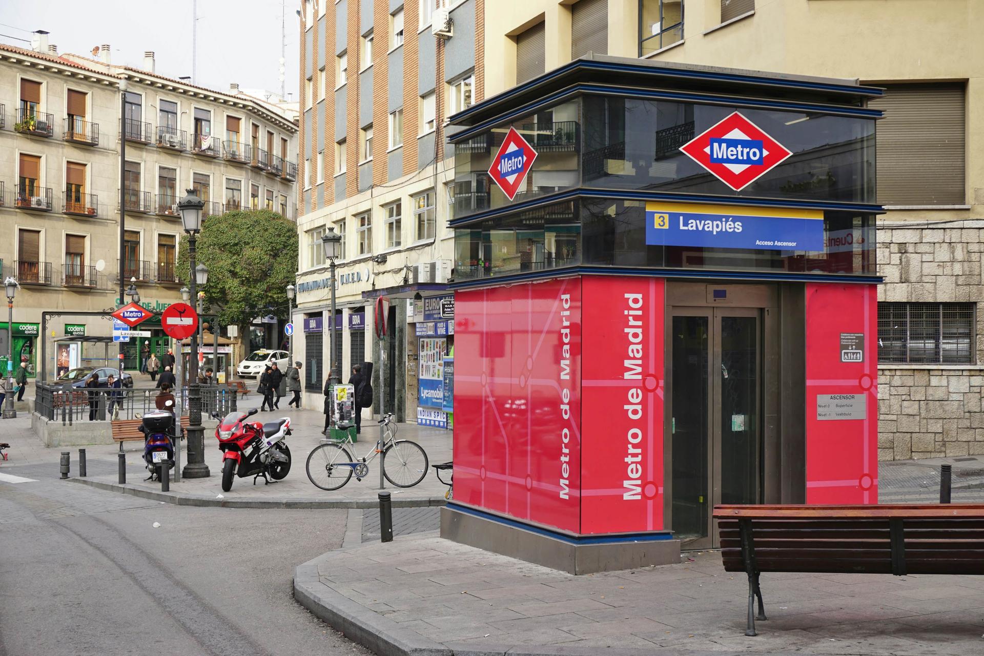 Tillgång med hiss till ingången till Lavapies tunnelbanestation på Madrids tunnelbana