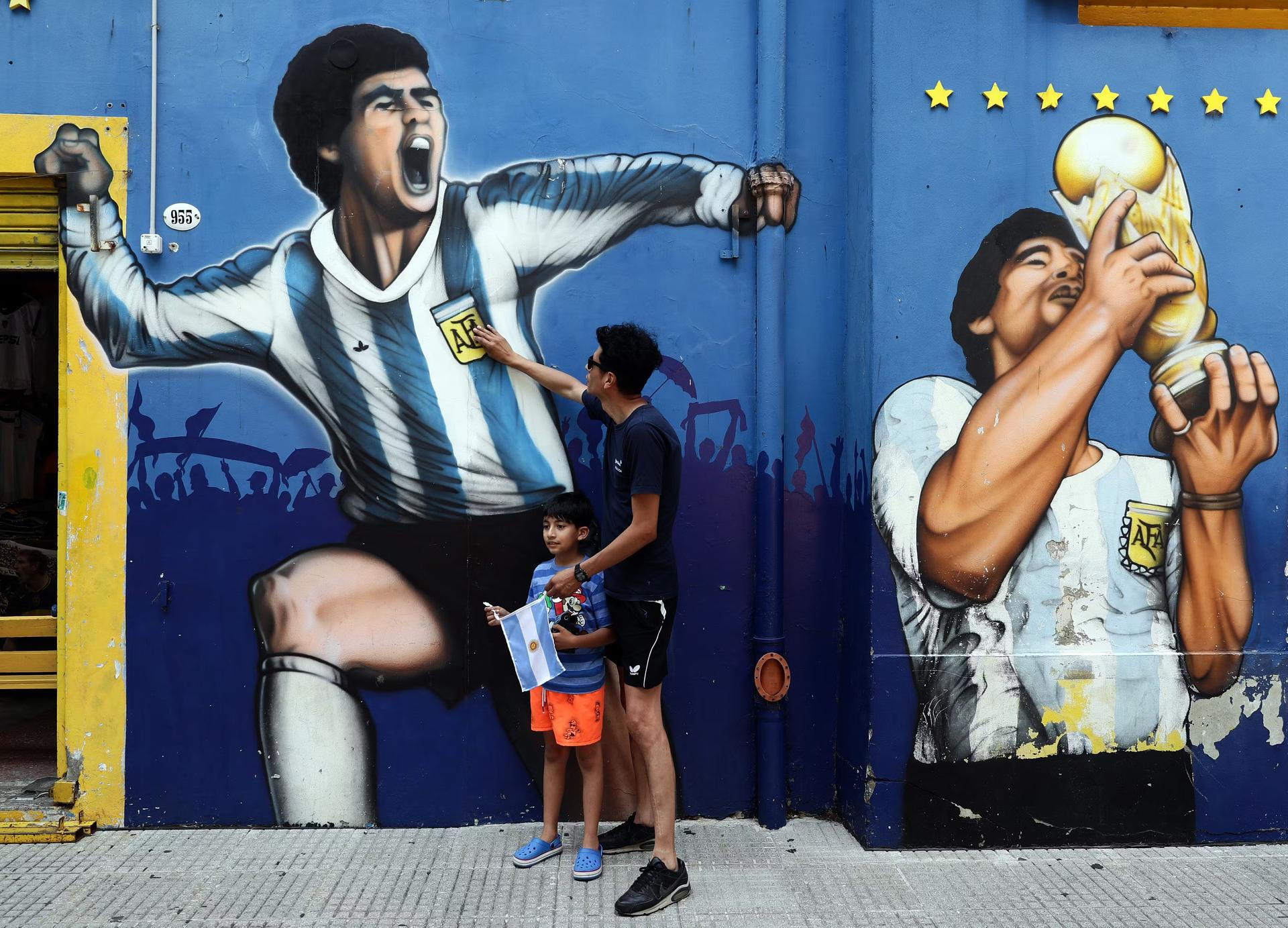 Fansen hyllar vid en fotbollsmålning i La Boca, Buenos Aires