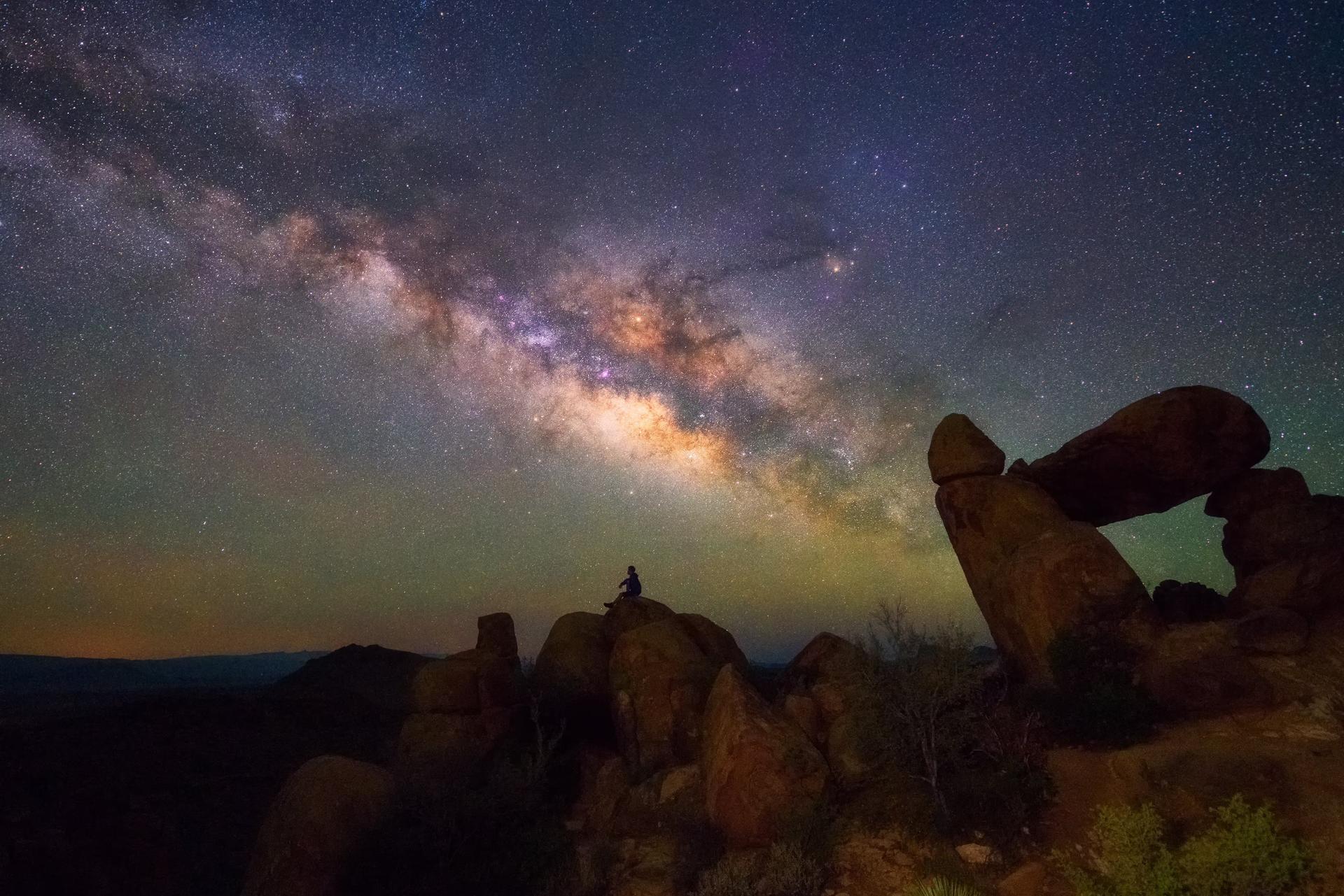 Människan observerar Vintergatan vid Balanced Rock, Big Bend National Park, Texas
