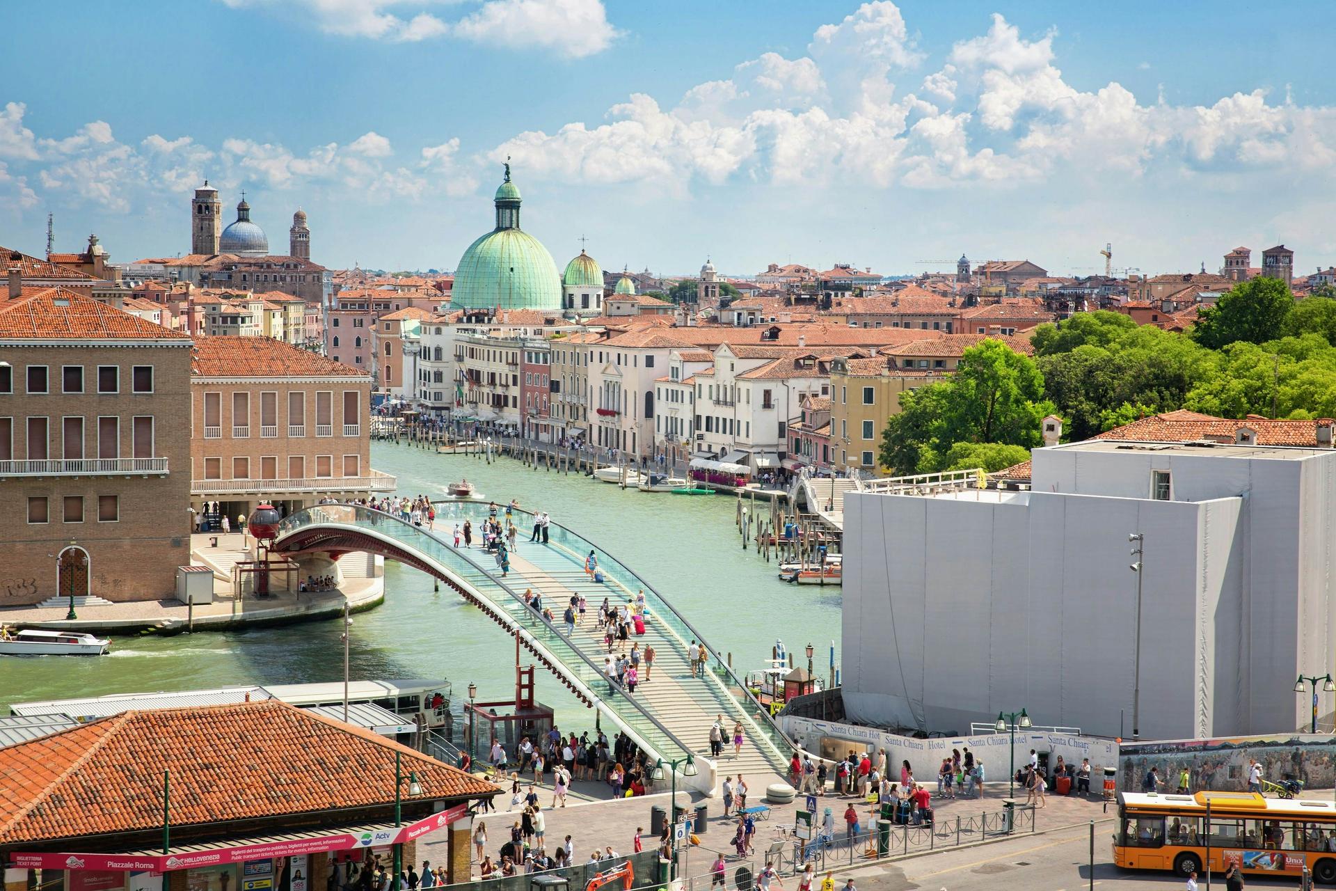 Utsikt över ingången till staden Venedig, Piazzale Roma