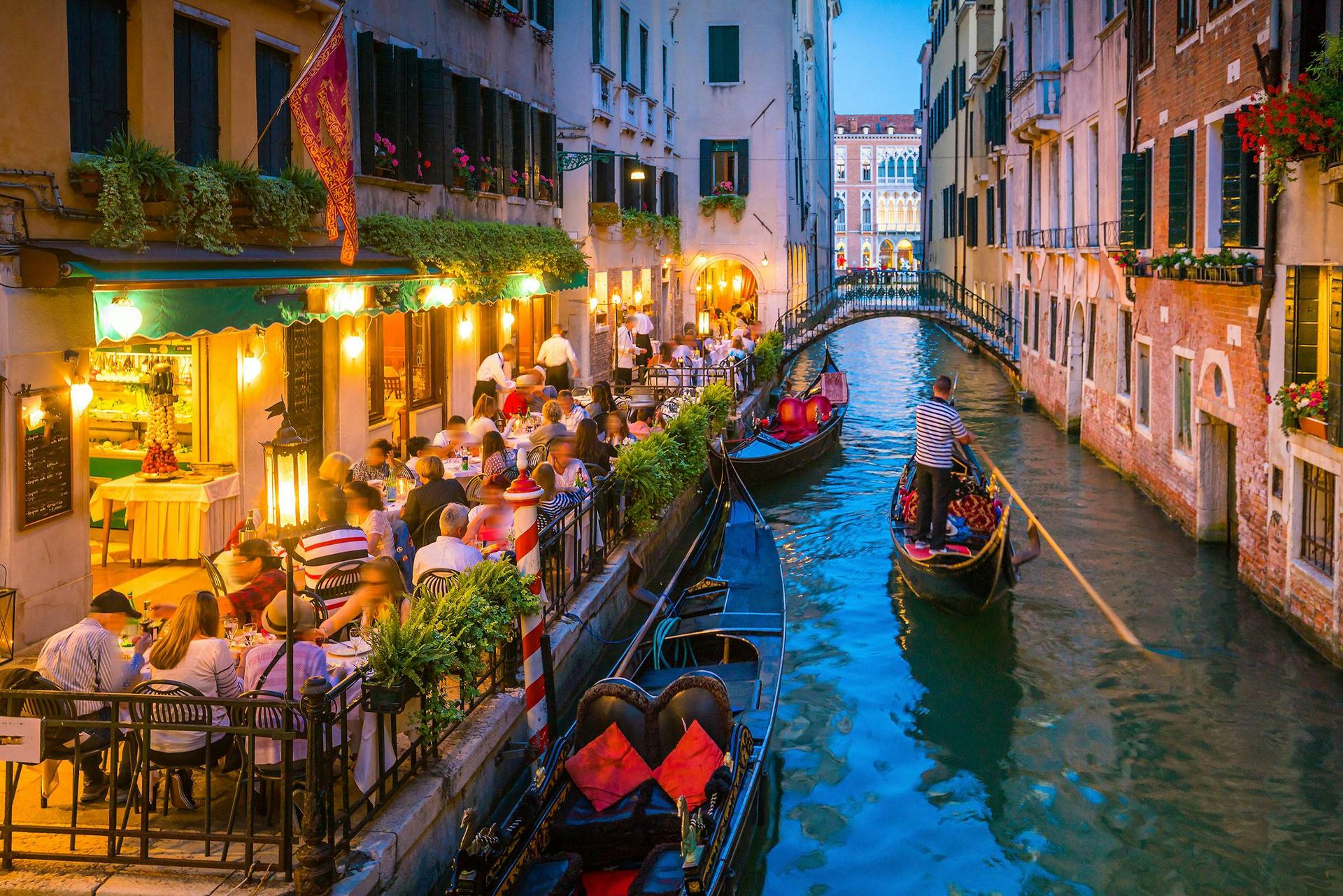 Vy över kanalen i Venedig Italien på natten med gondoler 