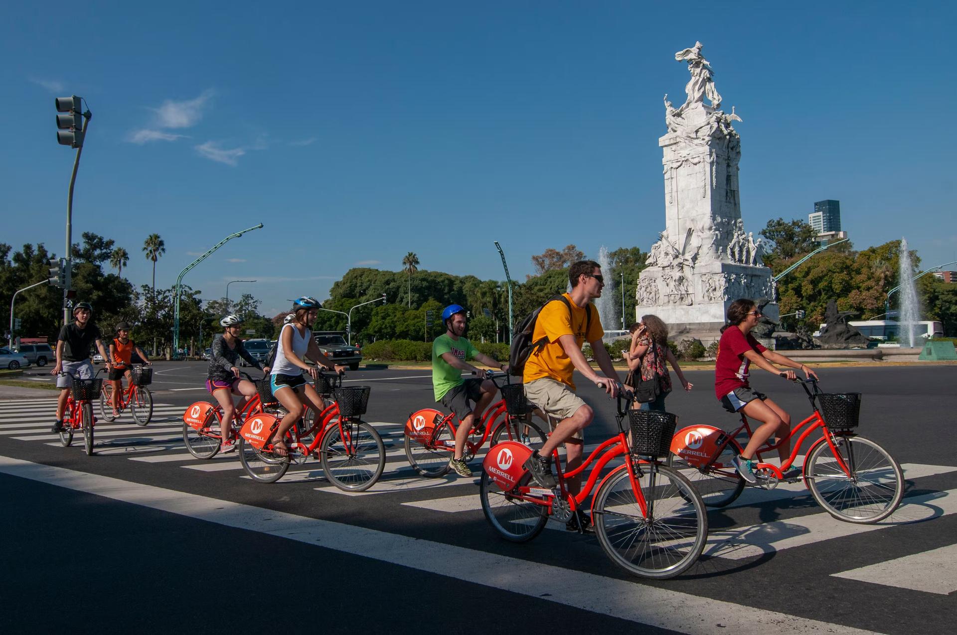Cyklister tar en cykeltur genom Buenos Aires