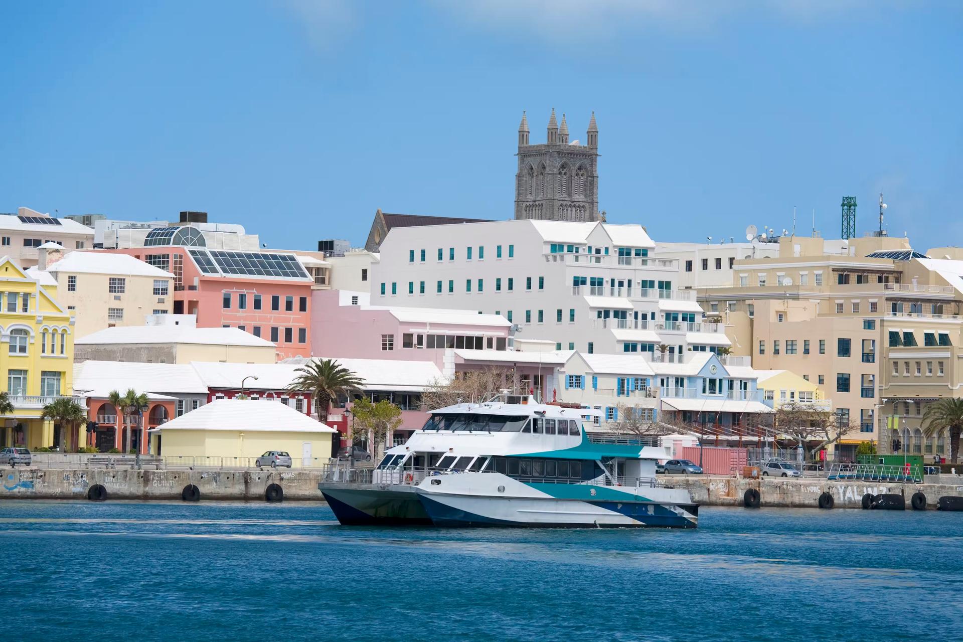 En Bermudafärja som kryssar förbi hamnstranden i centrala Hamilton, Bermuda