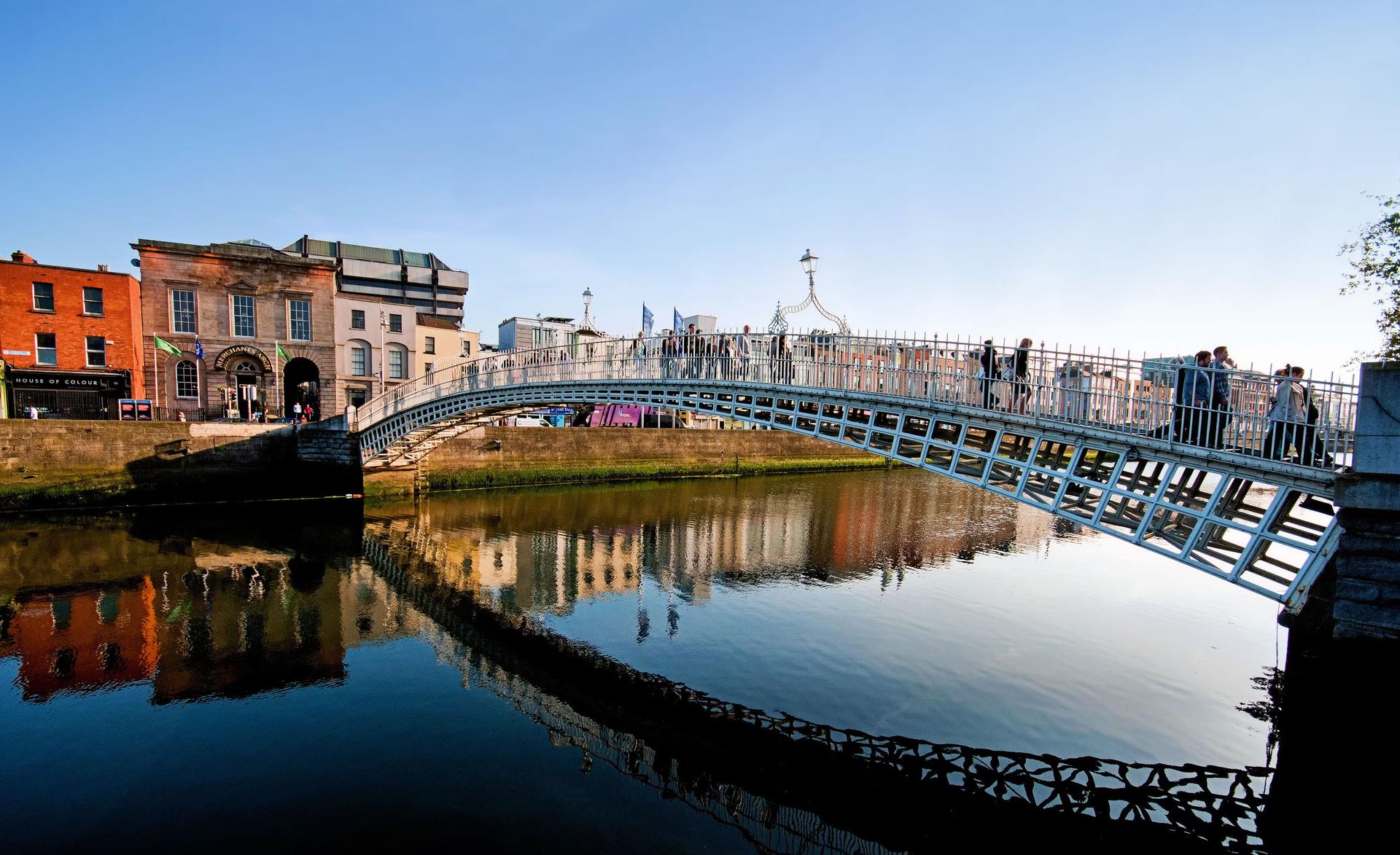 Hapenny bridge over River Liffey, Dublin 