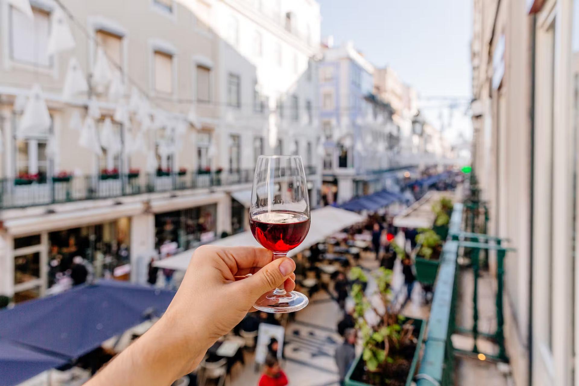Man dricker portvin på en gata i Lissabon, personlig perspektivvy, Lissabon, Portugal