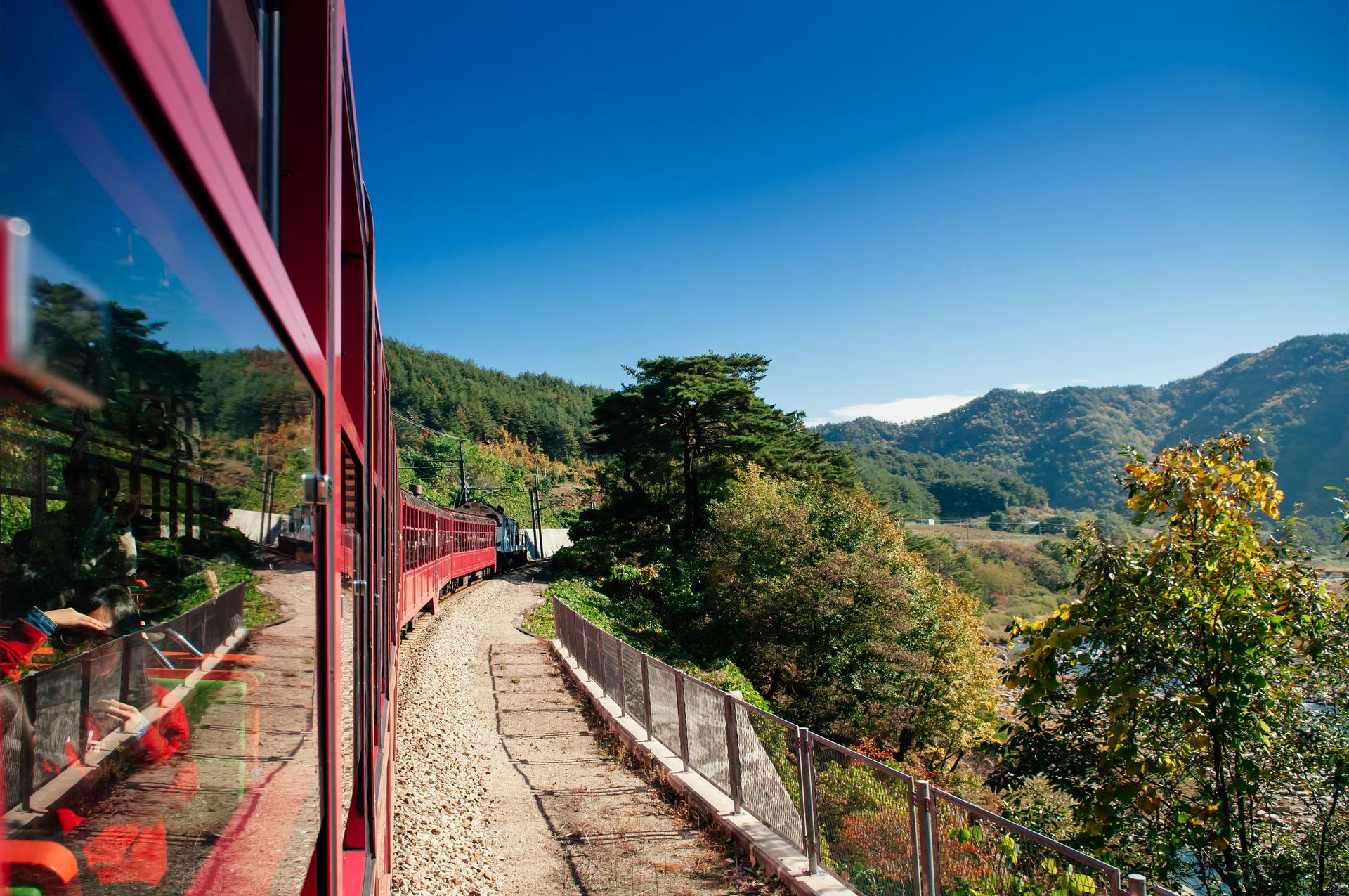 V-Train sightseeingtåg går längs bäcken och dalen, Sydkorea