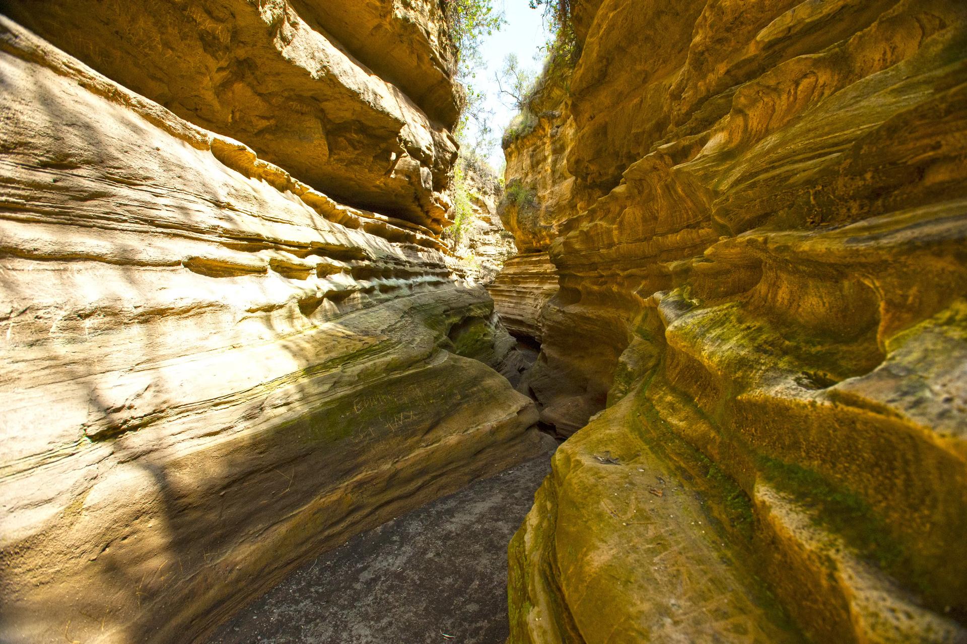 En smal passage väver mellan skira klippväggar i Kenya