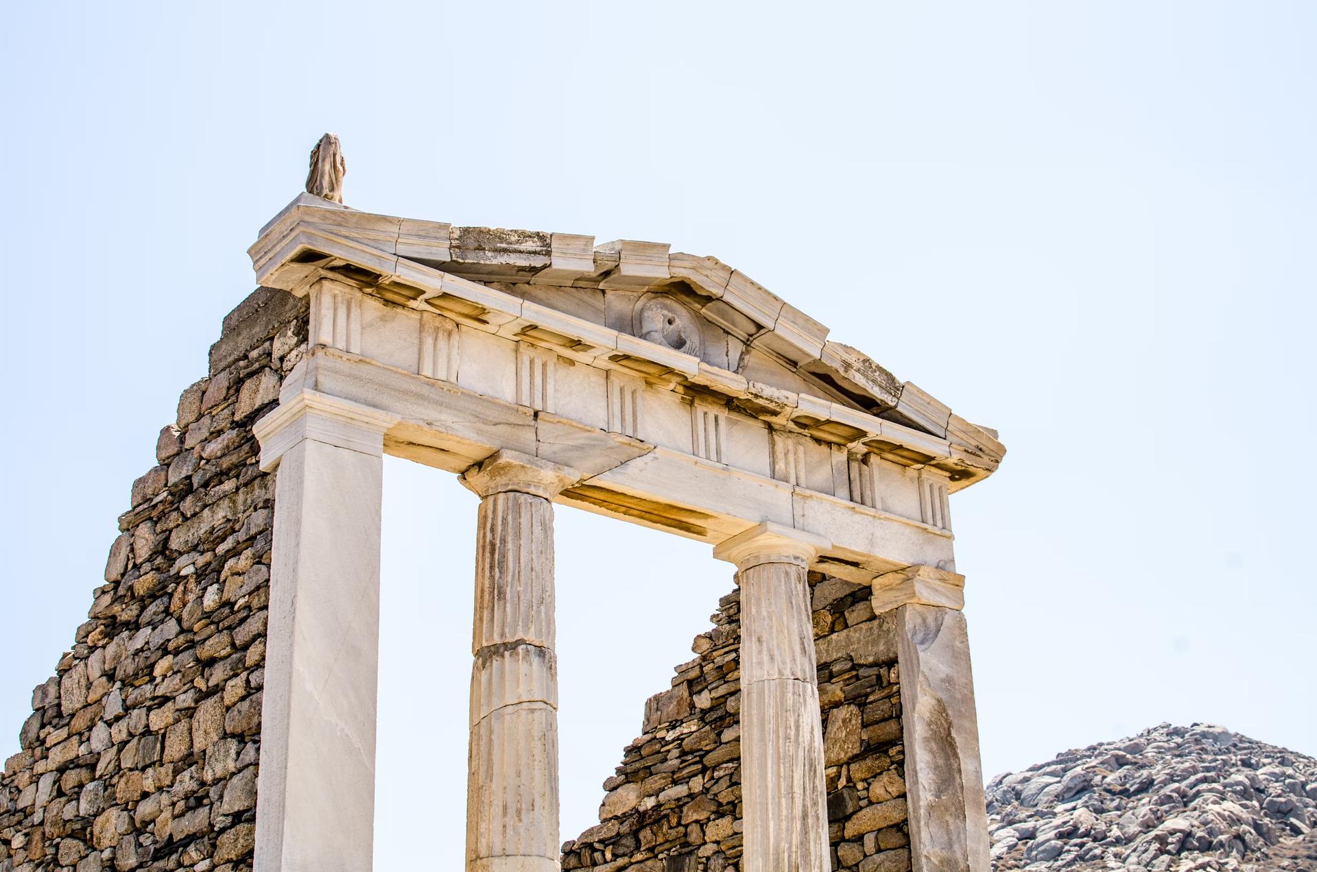 ruiner av klassisk grekisk arkitektur huggen i marmor på ön delos nära mykonos i grekland