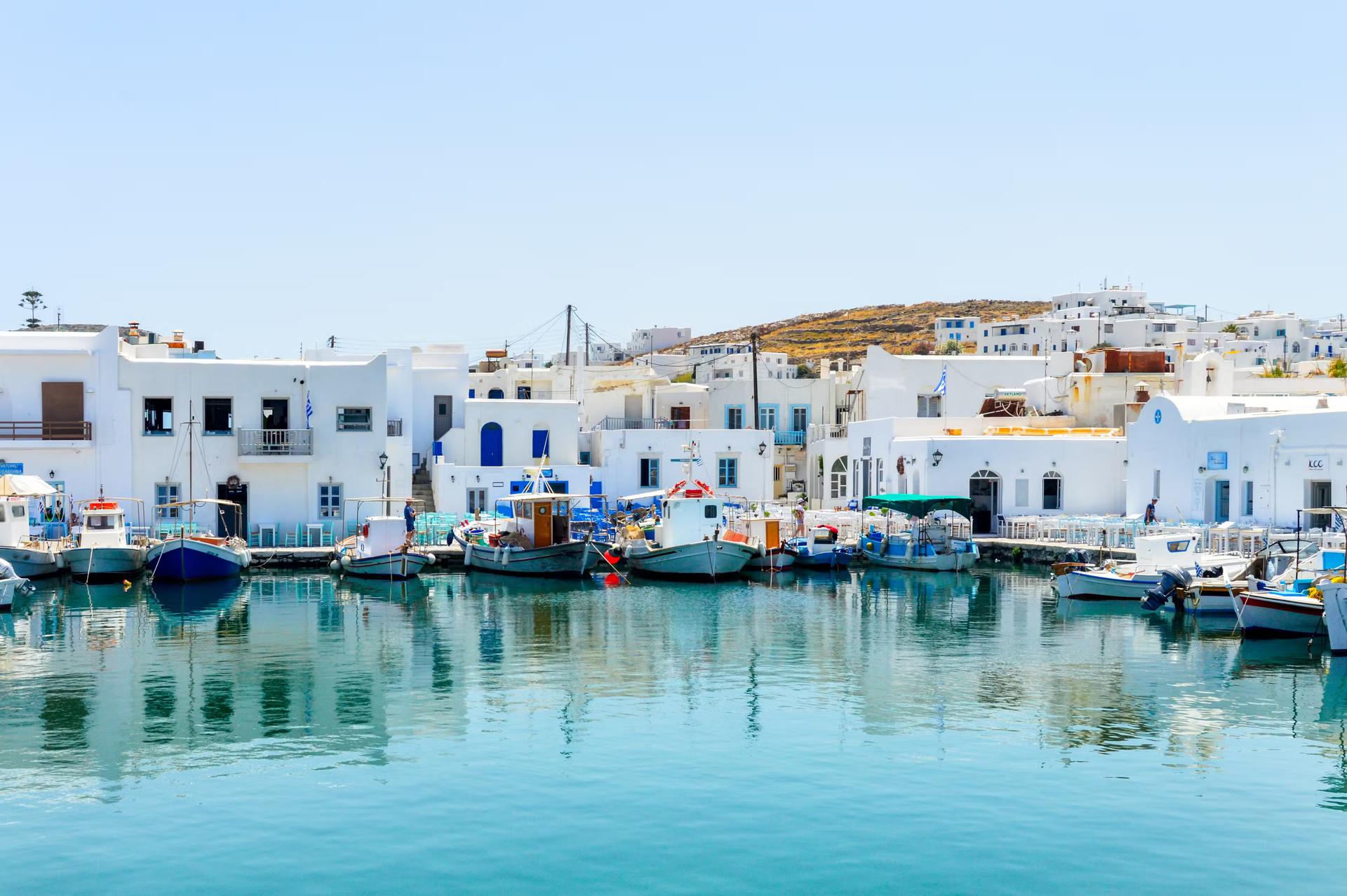 Marina och hamn på den grekiska ön Paros