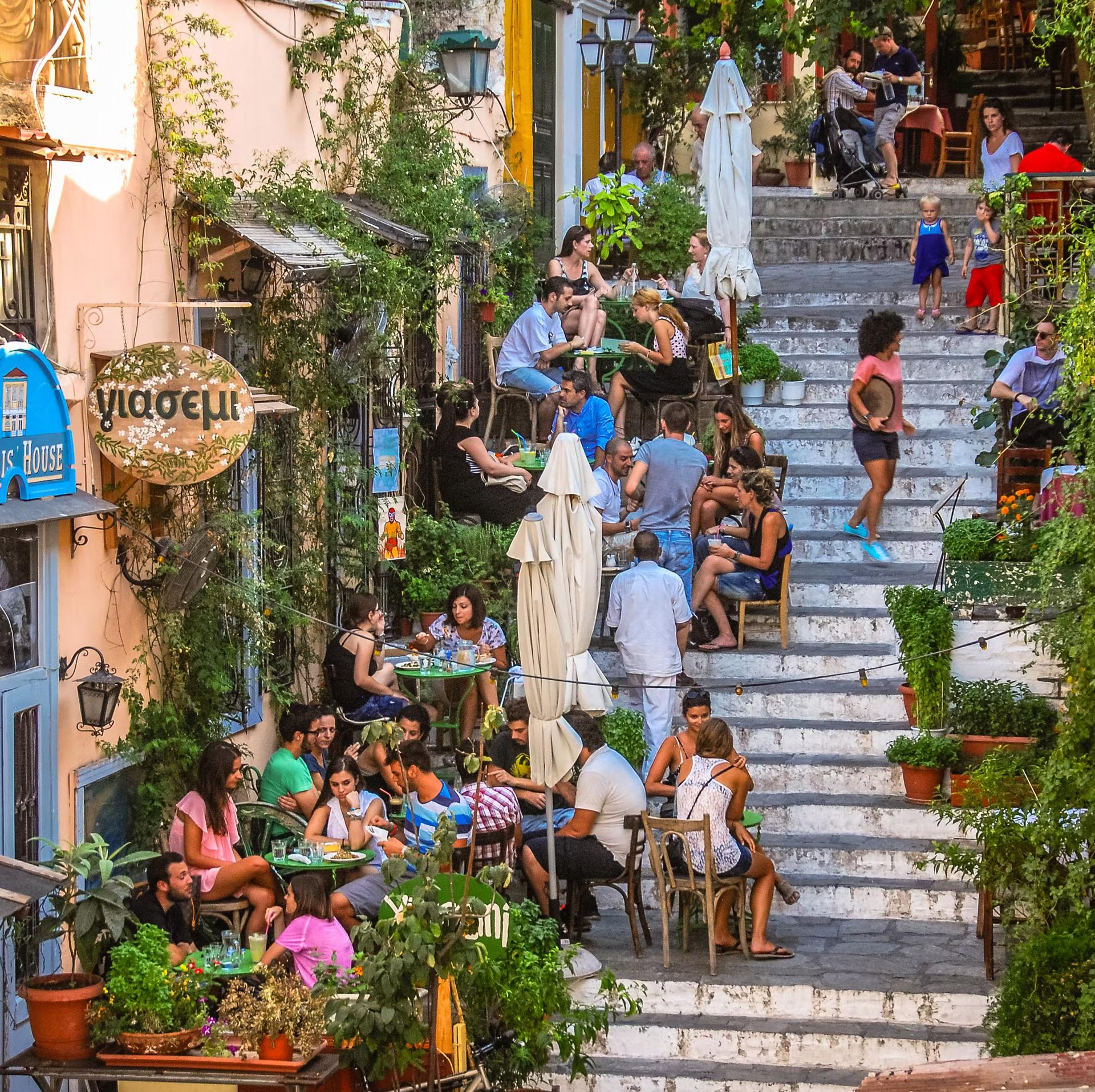 Människor som äter ute på trappan i Plaka-distriktet i Aten