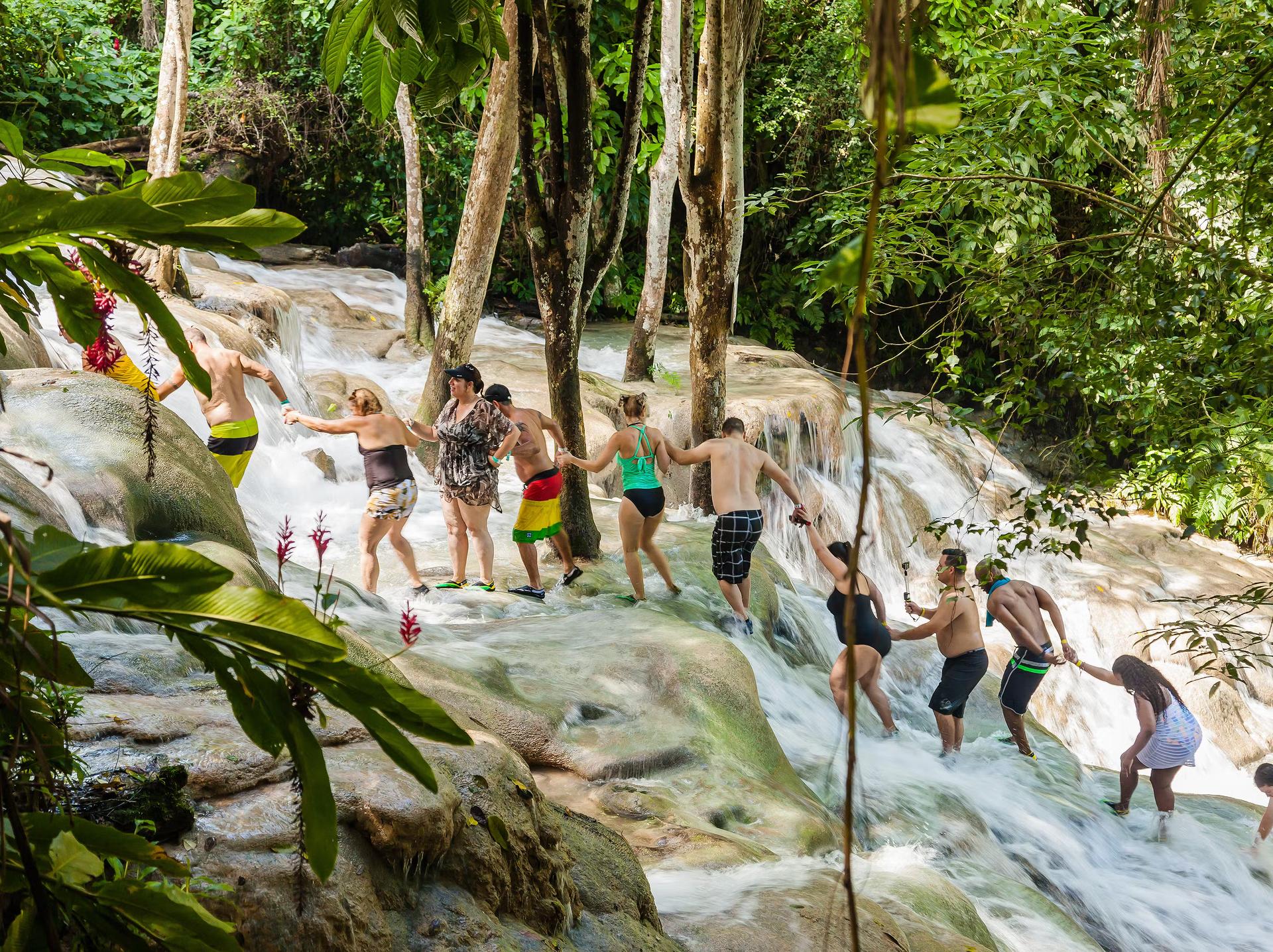 Turister klättrar Dunn's River Falls i Ocho Rios, Jamaica