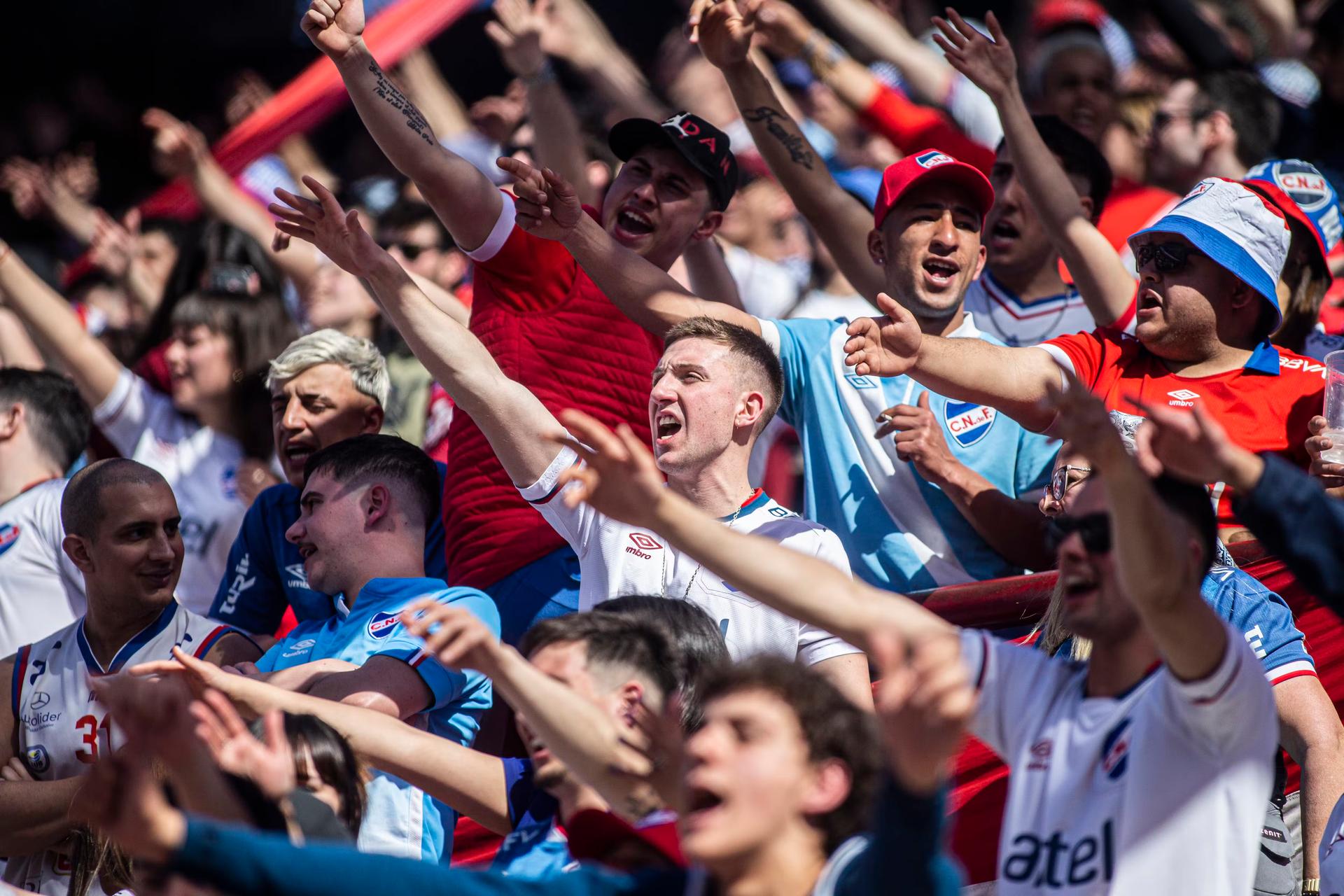 Fans av Nacional höjer armarna och hejar på läktaren på Gran Parque Central stadion, Montevideo, Uruguay, Sydamerika