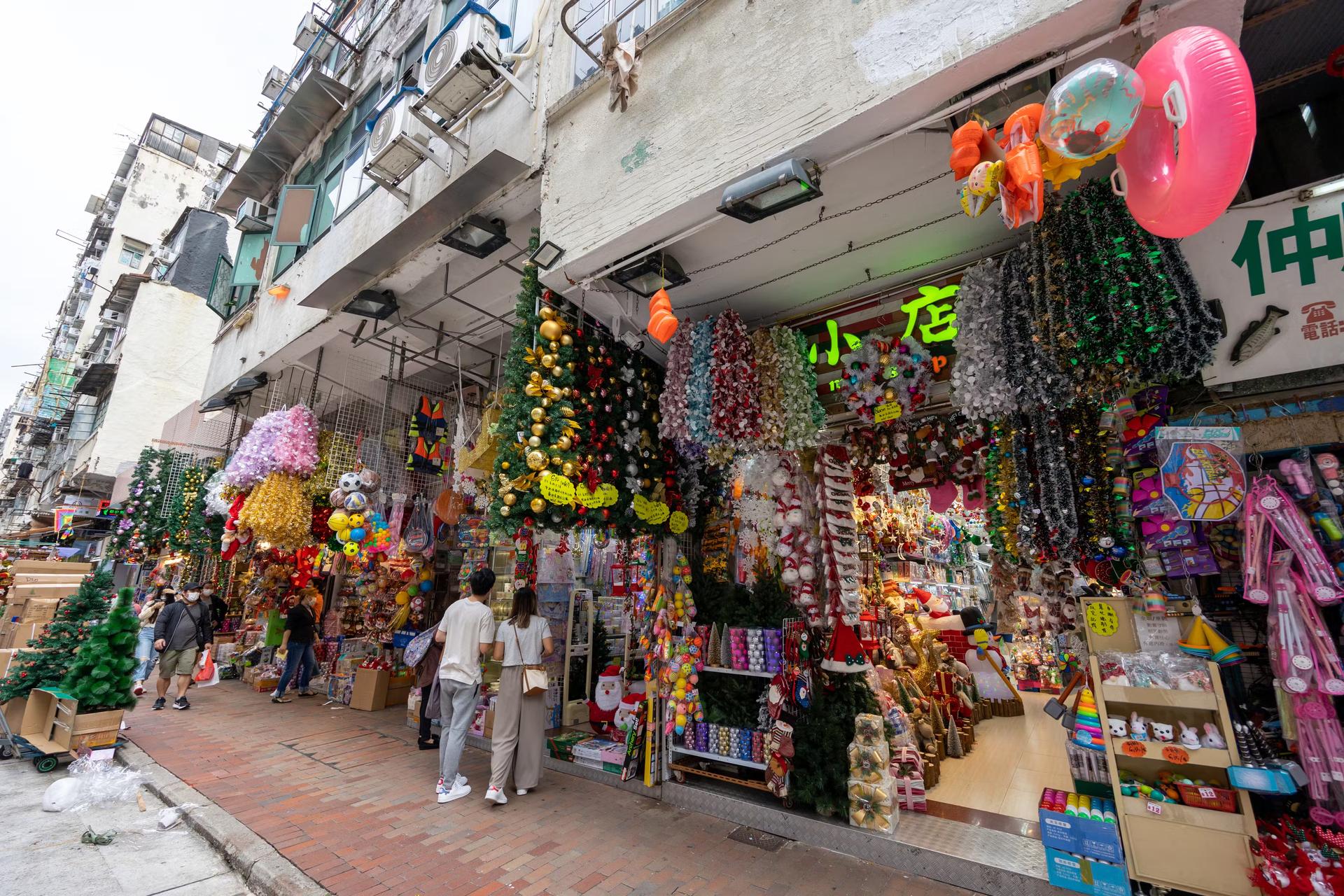 Juldekorationer, leksaker och småsaker till salu utanför butiker i Hong Kong