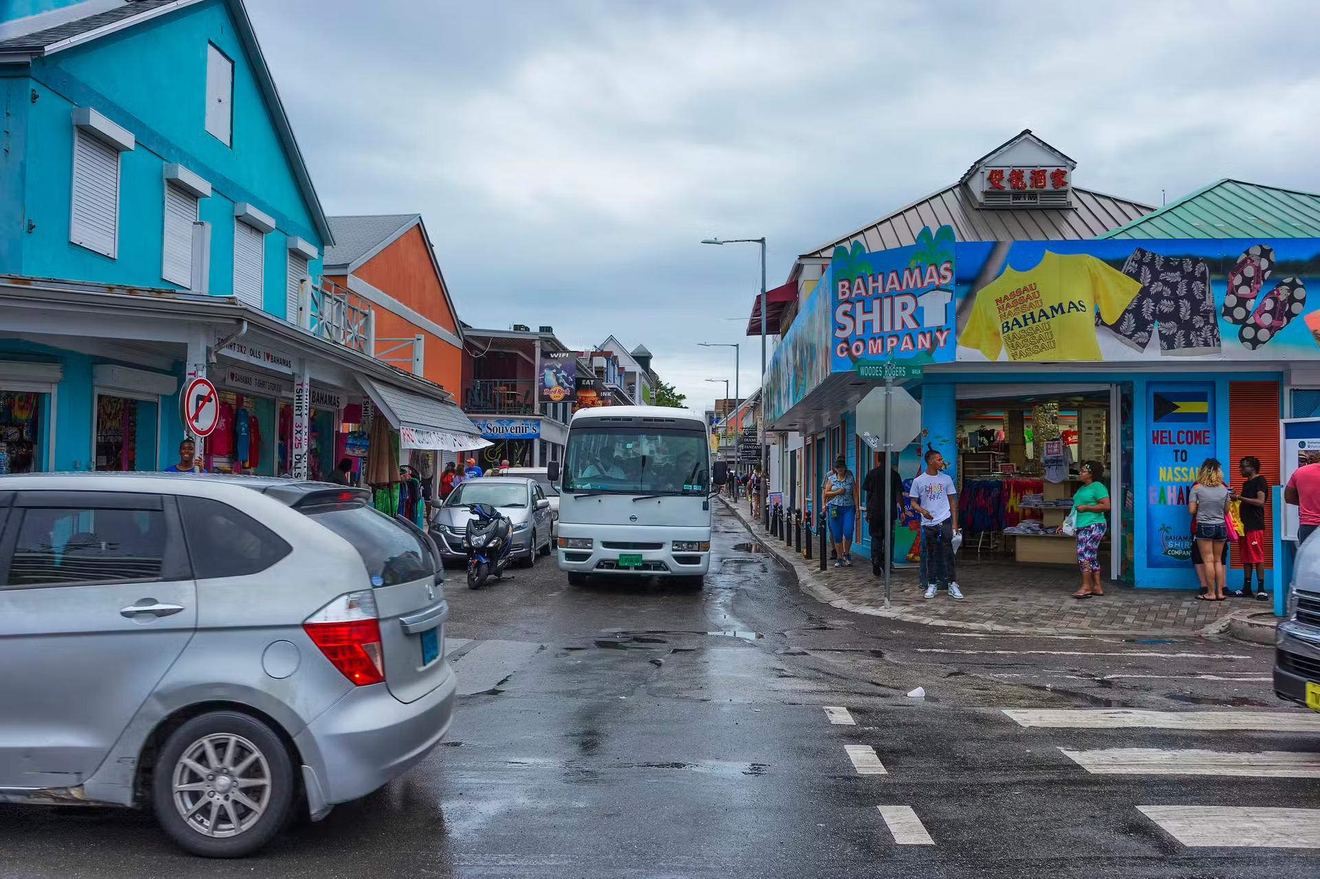 Turister flockas på gatorna längs Nassaus hamn för att äta och shoppa mitt i bil- och busstrafiken.  Halmförsäljning är Bahamas äldsta industrier. 