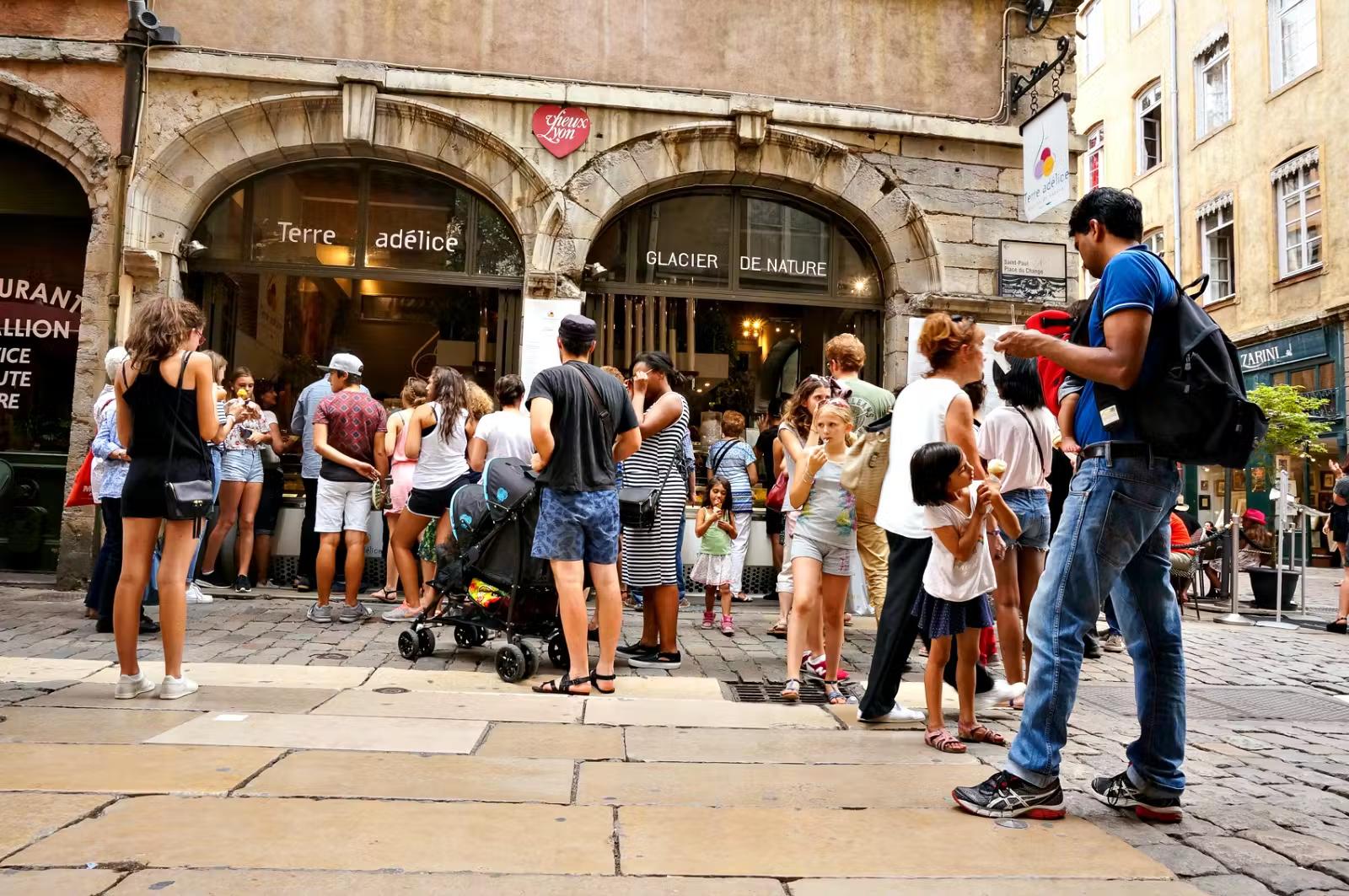 Queues snake out of the door at Terre Adélice. Image © Monica Suma / Lonely Planet