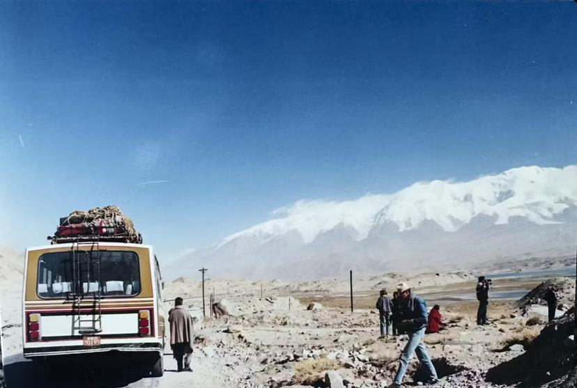 Bus from Tashkurgan stopped at Karakul for a photo, Xinjiang © Steve Waters / Lonely Planet