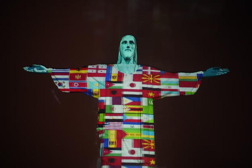 The illuminated statue of Christ the Redeemer  © Wagner Meier/Getty Images