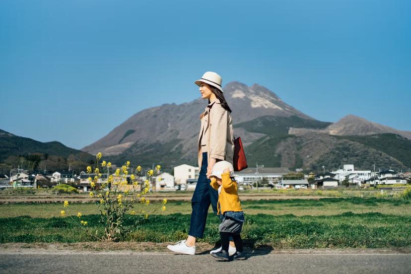 Traveling with a toddler can be a frightening thought, but with a little planning and the right destination, everyone will have a great time © d3sign / Getty Images