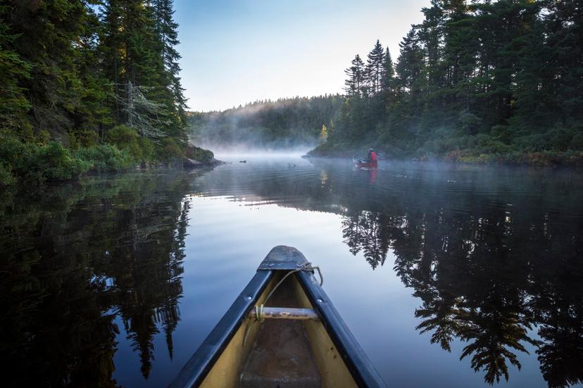 Canoeing the calm waters of Lac-du-Fou in Mauricie National Park, Québec © Tom Robinson / Lonely Planet