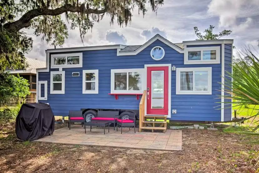 This tiny house on wheels is located on South Carolina's Daufuskie Island © Vrbo