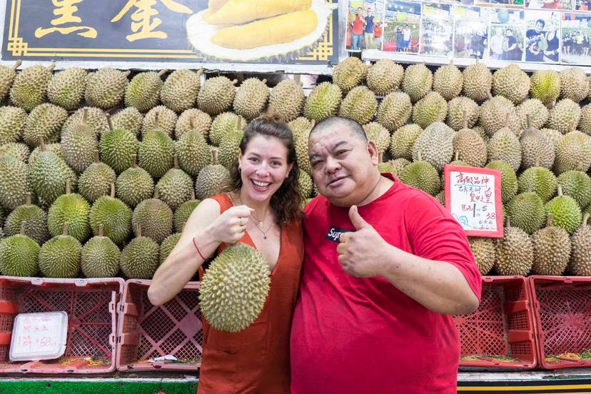 Sofia Levin with a durian vendor in Singapore © Sofia Levin