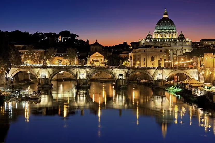A new tour is offering entrance to Vatican City and the Sistine Chapel by night © What A Life Tours