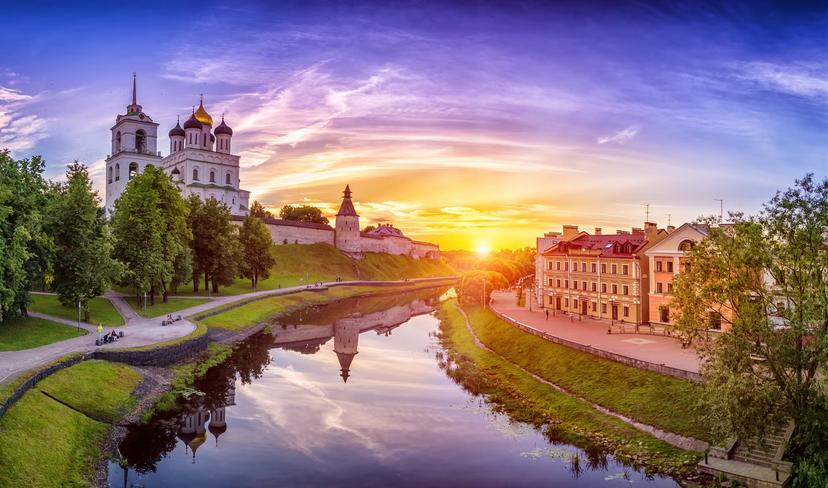 The kremlin in Pskov, with the golden dome of Trinity Church © Tanya Sid / Shutterstock