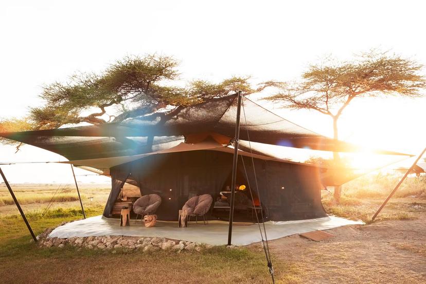 A luxury camping tent in the southern section of Serengeti National Park, Tanzania © Jonathan Gregson / Lonely Planet