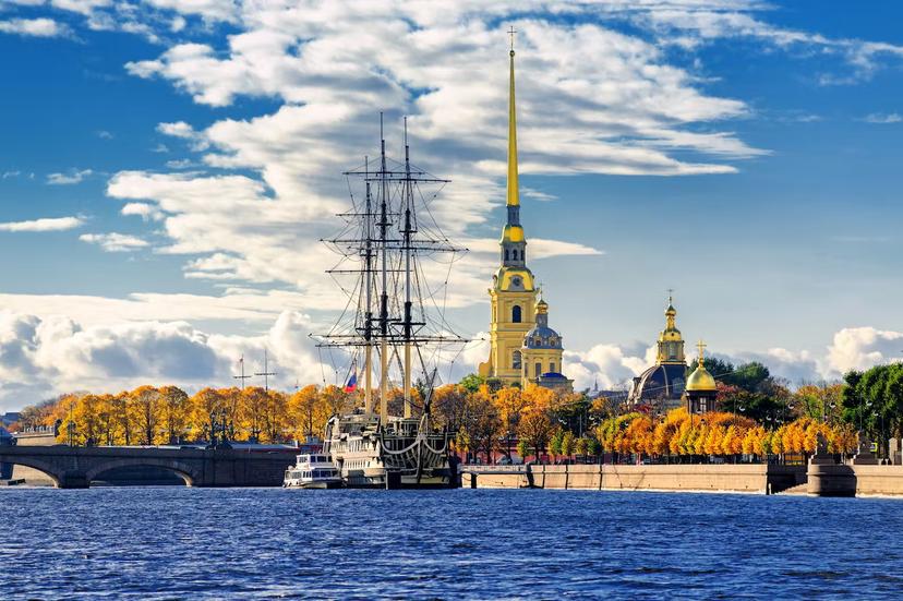 Sailing ship anchored by the Peter and Paul Fortress © Boris Stroujko / Shutterstock