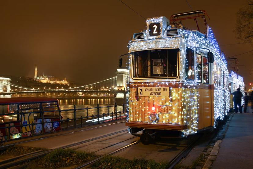 Tram 2 dressed in Christmas lights stopped beside the Danube © Romeo Reidl / Getty Images